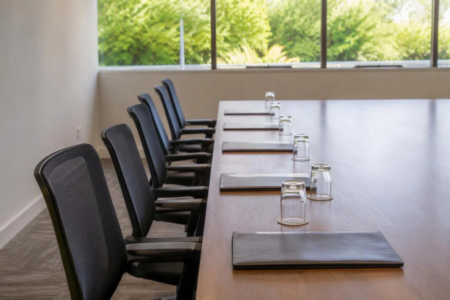 Fileira de cadeiras vazias na sala de reunião com fornecedores